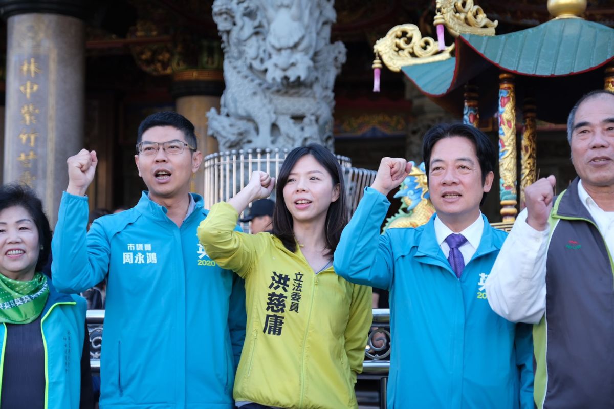 ▲民進黨副總統候選人賴清德與立委洪慈庸行程到訪潭水亭觀音廟參香。 (圖／柳榮俊攝2019.11.28)