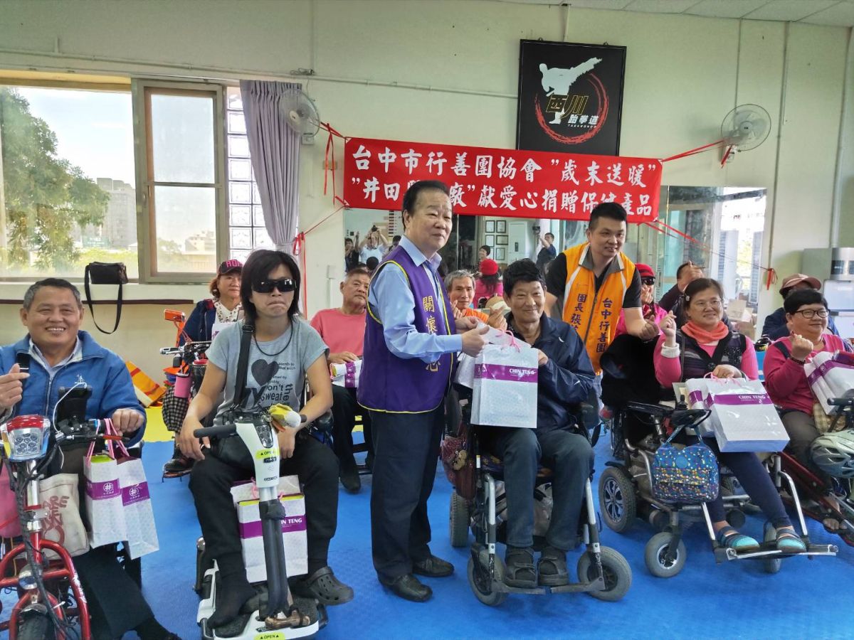 ▲井田製藥董事長柯朝枝(左三)歲末送暖，捐贈保健品暨加菜金給。中華民國身心障礙職能就業協會 (圖／柳榮俊攝2019.11.28)