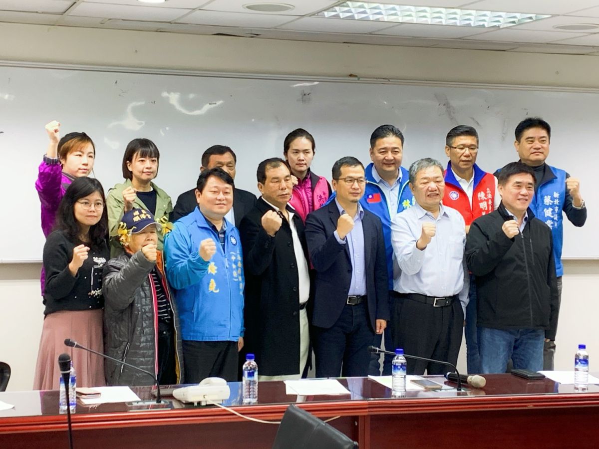 ▲新北國民黨團與無黨黨團也比照台北市議會，提案修正「新北市公民投票自治條例」。（圖／記者宋原彰攝，2019.11.28）