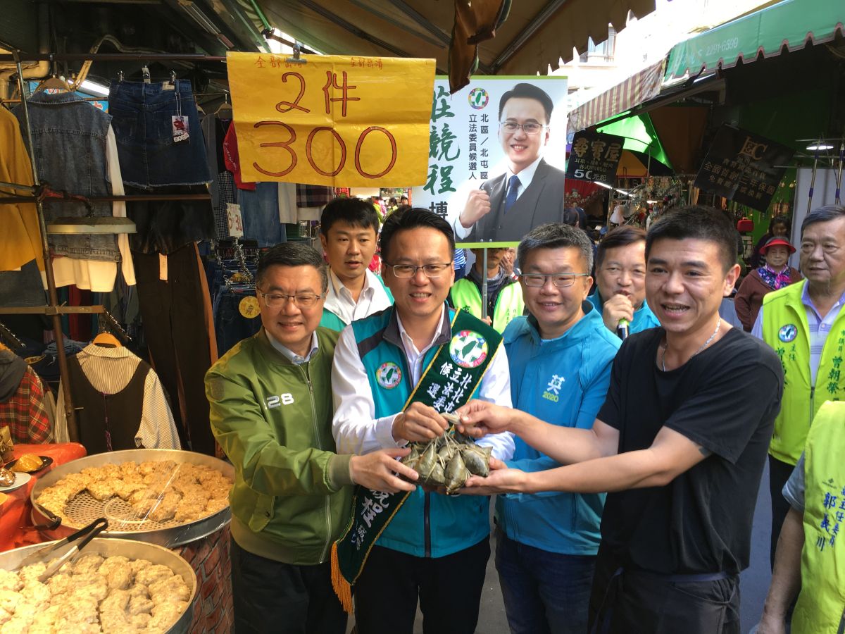 ▲民進黨主席卓榮泰及立法院副院長蔡其昌，連袂至台中市北屯幫助第5選區立委候選人莊競程掃街拜票。 (圖／柳榮俊攝2019.11.28)