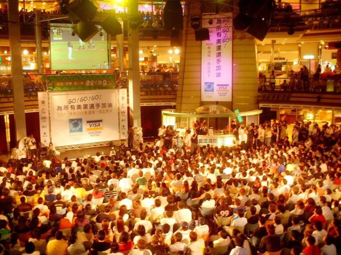 ▲京華城曾在2004年轉播奧運棒球賽事，邀請民眾為中華健兒喝采。（圖／京華城提供）