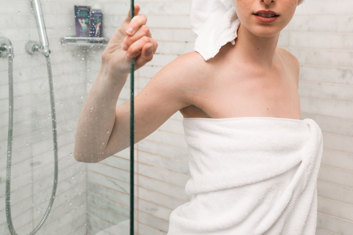 ▲女孩洗好澡回房間，發現門後躲著一名怪異男子。（示意圖，非當事人／取自 Unsplash ）