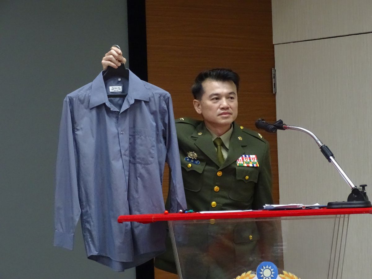 ▲憲指部政戰主任余熙明表示，「佈憲」劇中光頭飾演「共諜」的演員並非穿著藍襯衫，而是鐵灰色襯衫可能因為是亮光係在拍攝時經過燈光反射，所以在海報印刷時會看起來會像是藍襯衫。（圖／記者呂炯昌攝, 2019.11.28）