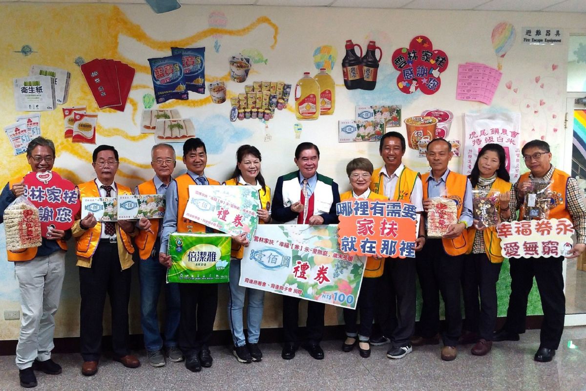 ▲育達獅子會，育達慈善會一起與歲末物資「開箱」，仍各項物資缺乏只能貼圖在牆上，急需社會大眾參與響應。（圖／記者洪佳伶攝 , 2019.11.28）