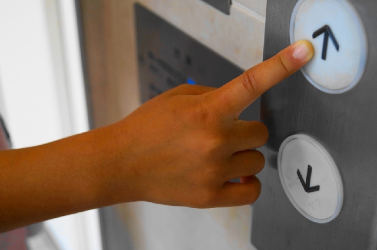 ▲身材肉感的丈夫最後進電梯遇到超載，鄰居口中竟吐出一句超沒禮貌的話。（示意圖，非當事人／取自 photoAC ）