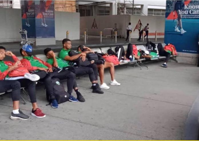 柬埔寨的選手們在機場滯留了三小時等待交通工具接送，又再花了八小時等待飯店準備好。選手們在飯店地板打盹的照片在網上廣為流傳，超過一萬多人轉發並標記#SEAGamesfail 和#SeaGames2019fail，代表菲律賓政客保證會招待好選手們的計畫失敗。（圖／翻攝自臉書）