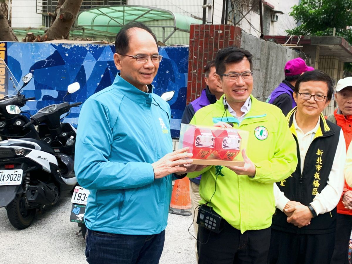 ▲羅致政邀請民進黨中央助選團長游錫堃至板橋國慶及重慶市場掃街。（圖／記者宋原彰攝，2019.11.28）
