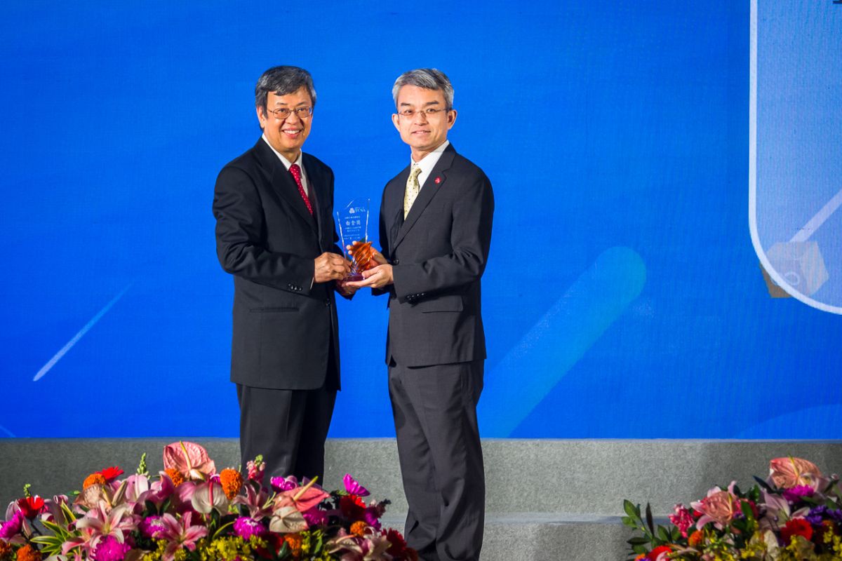 ▲ 中信金控落實ESG績效，獲「2019台灣企業永續獎」7項大獎肯定，副總統陳建仁（左）出席頒獎，中信金控行政管理部副總經理林永勝（右）代表領獎。(圖／中信金控提供)