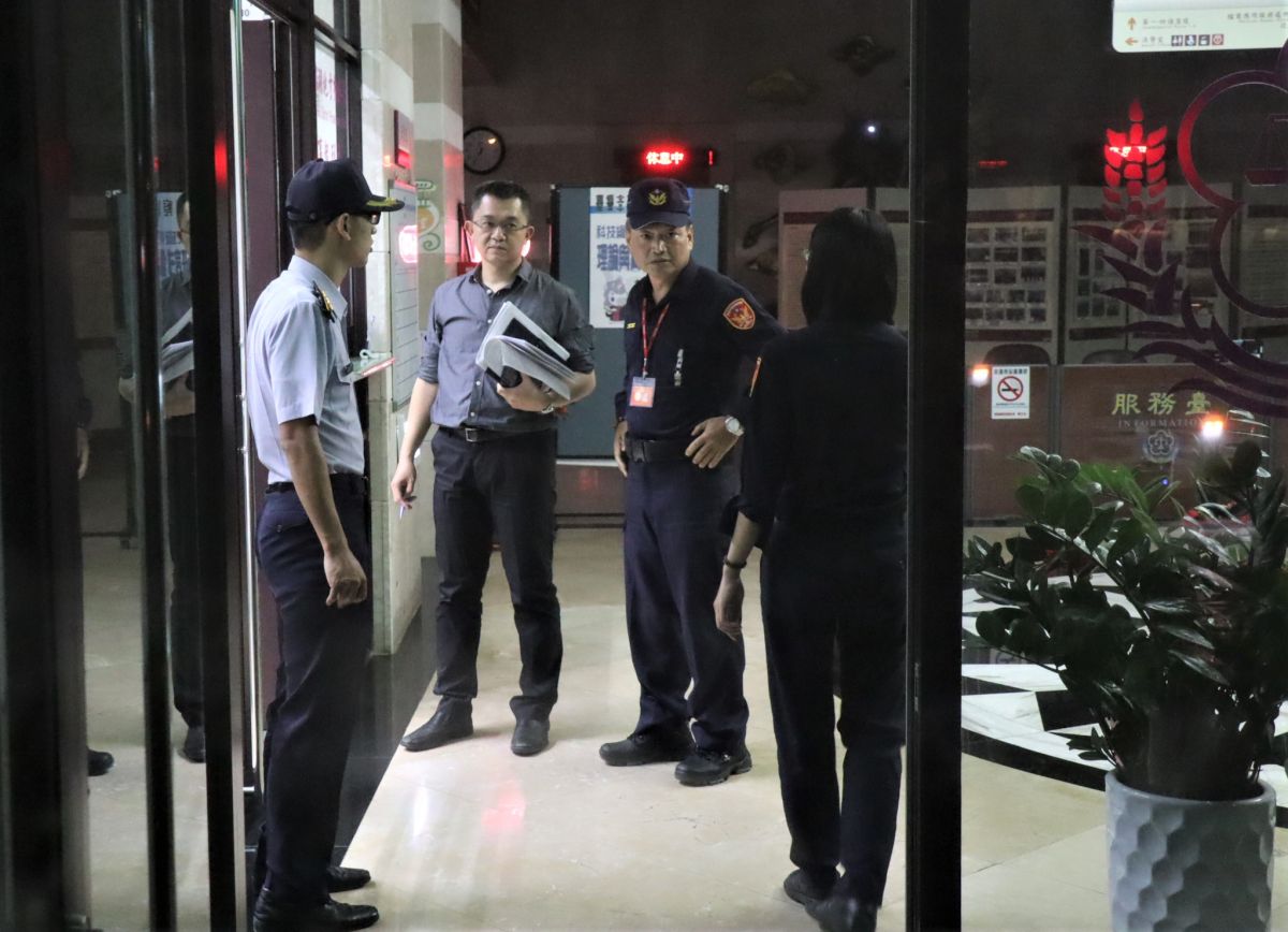 ▲澎湖地檢署以違反「中華民國專屬經濟海域及大陸礁層法」等罪嫌，將28名大陸船員提起公訴，並且聲請沒收船舶2艘及海砂1萬6,500公噸。（圖／記者張塵攝，2019.11.28）