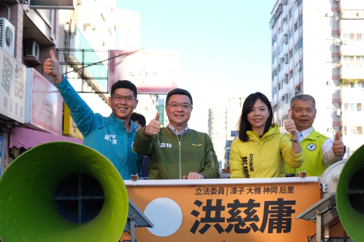 ▲民進黨主席卓榮泰率黨議員陪同無黨籍立法委員洪慈庸車隊掃街。 (圖／柳榮俊攝2019.11.28)