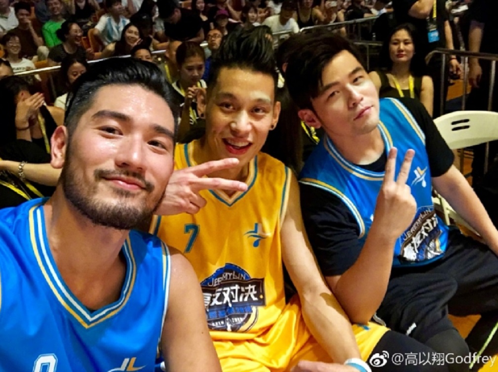 ▲林書豪為弔唁好友高以翔特製球鞋。（圖／取自 微博）