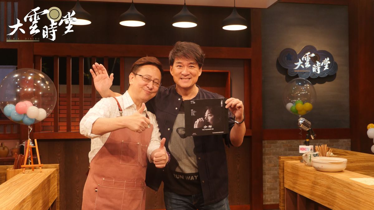 ▲李四端和周華健開心合影。（圖／momotv 《大雲時堂》提供）