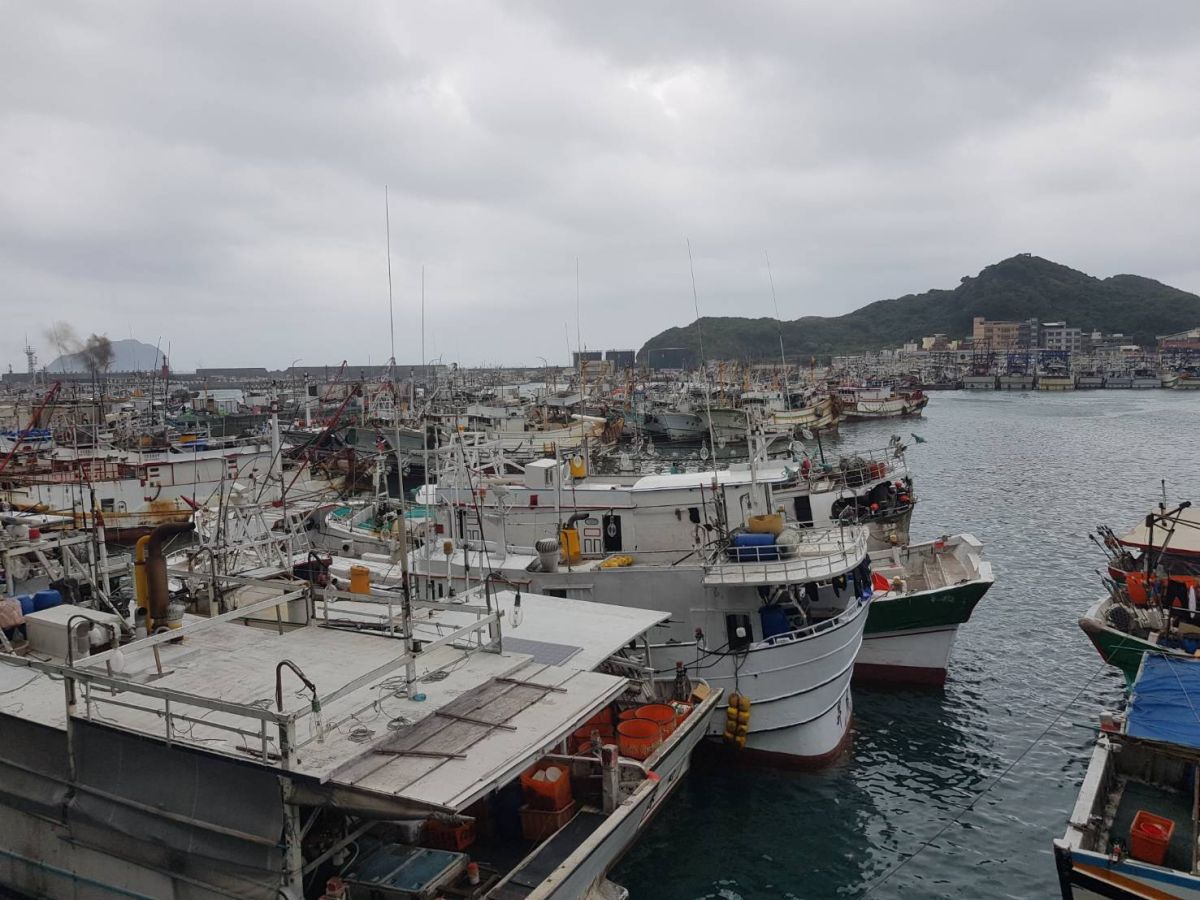 ▲在天候不佳的時候，許多鄰近漁港漁船都會到八斗子避風，但泊位嚴重的不足。（圖／立委蔡適應服務處提供）