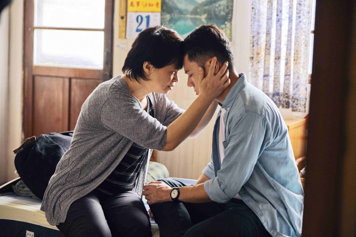 ▲邱媽媽看到「片中媽媽」何子華（左）的演出，讓她感同身受哭了。（圖／海鵬）