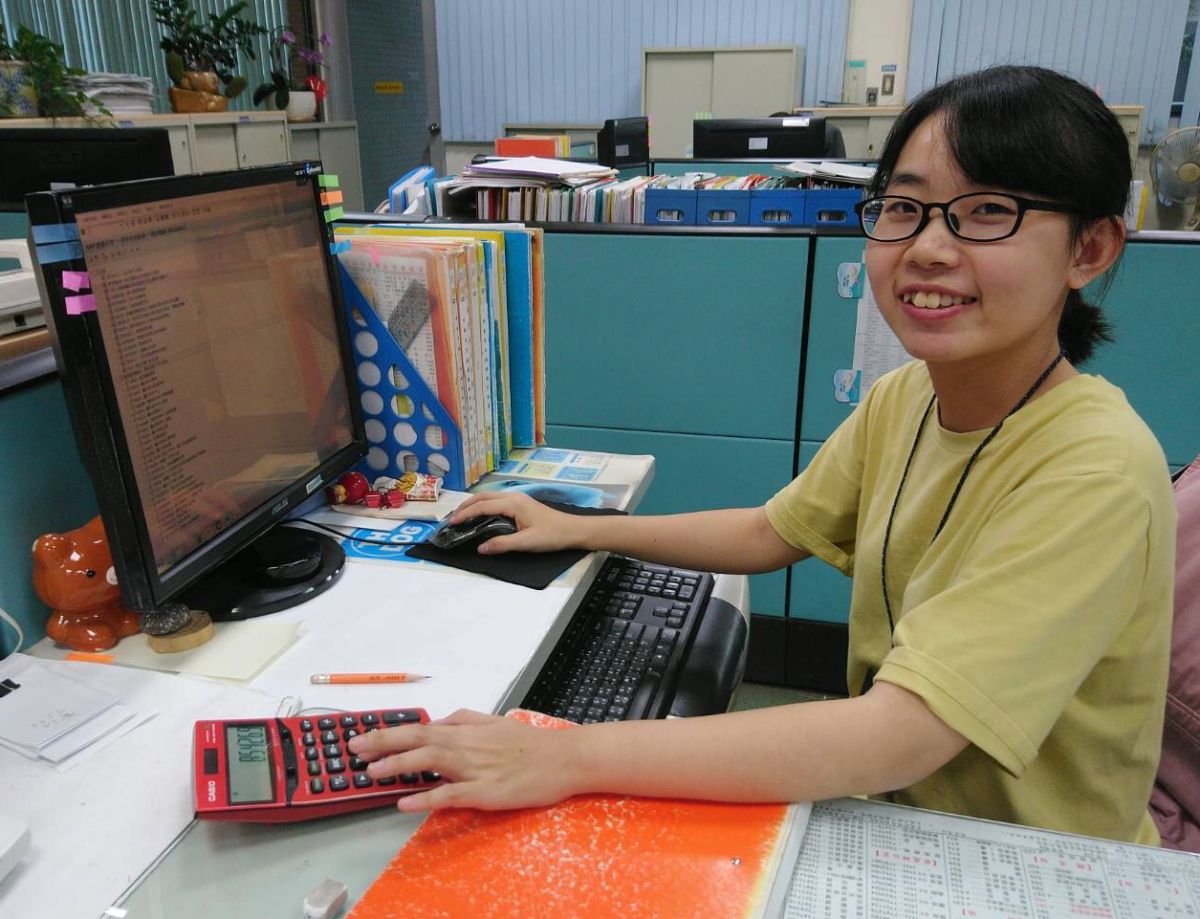 ▲2018年南區綜合行政類榜首曾文勤現任職於台電屏東區處擔任出納，她也以自身經驗鼓勵學弟妹，勇於追求夢想、不忘初衷。（圖／台電提供）