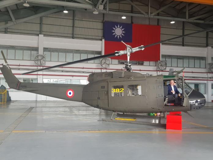 ▲巴拉圭國防部長索多前往陸航台南歸仁基地觀看UH-1H的維修情況，並登上直升機合影。（圖／巴拉圭國防部）
