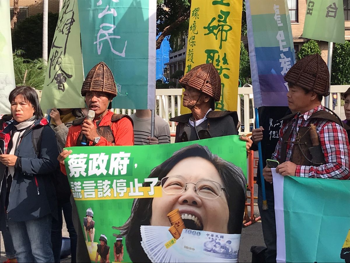 ▲蘭嶼反核召集人郭建平（左二）呼籲，民進黨政府把你們的25億多元「吞回去」，請把它轉作遷場的經費。右二為達悟部落耆老林新羽。（圖／記者賴志昶攝）