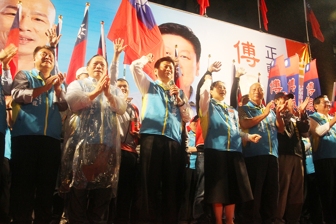 ▲日前無黨籍立委參選人傅崐萁競選總部成立大會，配偶徐榛蔚及其他陪同站台的國民黨員，在今天受到縣黨部處份。（圖／記者鄭志宏攝）