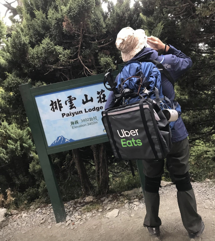 劉姓山友抵達排雲山莊也不忘打電話找客人。(臉書Vito Liu)