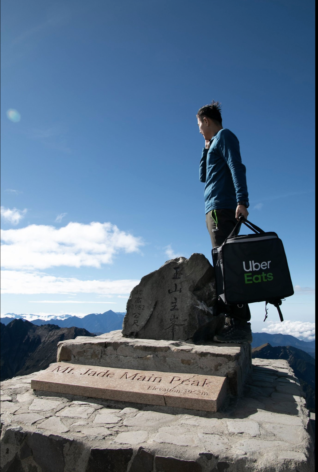 劉姓山友登頂玉山主峰假裝撥打電話，看起來十分逗趣（圖片提供：臉書Vito Liu)