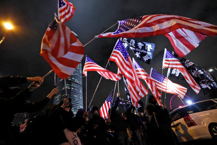 ▲香港民眾齊聚中環愛丁堡廣場，感謝美國通過《香港人權及民主法案》。（圖／美聯社／達志影像）