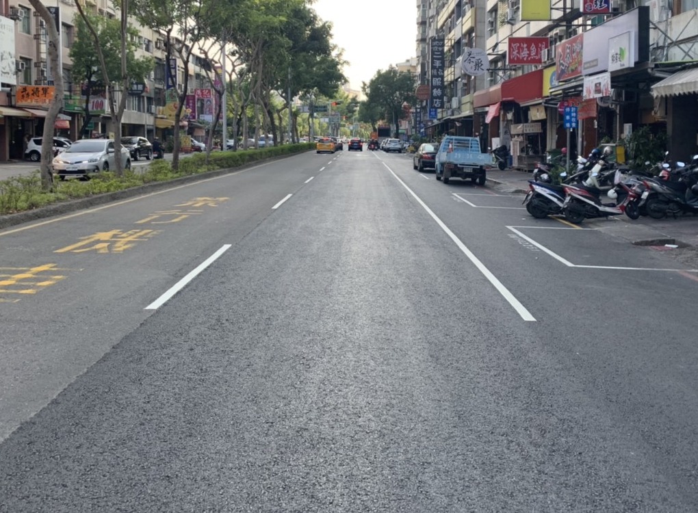 ▲台灣自來水公司第七區管理處汰換高雄市前鎮區光華二路西側自來水管線，以提升居民用水品質。(圖／記者黃守作攝，2019.11.29) 