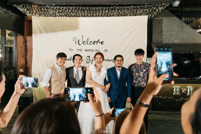 泰國一名新娘結婚時邀請三位前任來到自己的婚禮，照片流出引起泰國網友熱議。（圖／翻攝自臉書）