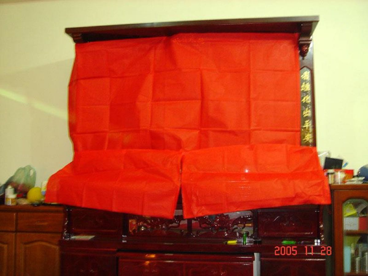 家有喪事時會先以紅布或米篩將神像、祖先牌位遮蓋住。（圖／翻攝自鬼。面書粉專）