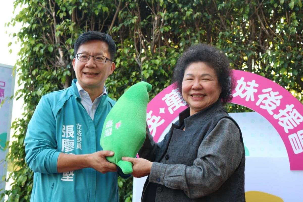 ▲總統府祕書長陳菊前往立法委員張廖萬堅競選總部加油打氣，，期勉要繼續顧台灣，為下一代繼續努力 (圖／柳榮俊翻攝2019.11.29)