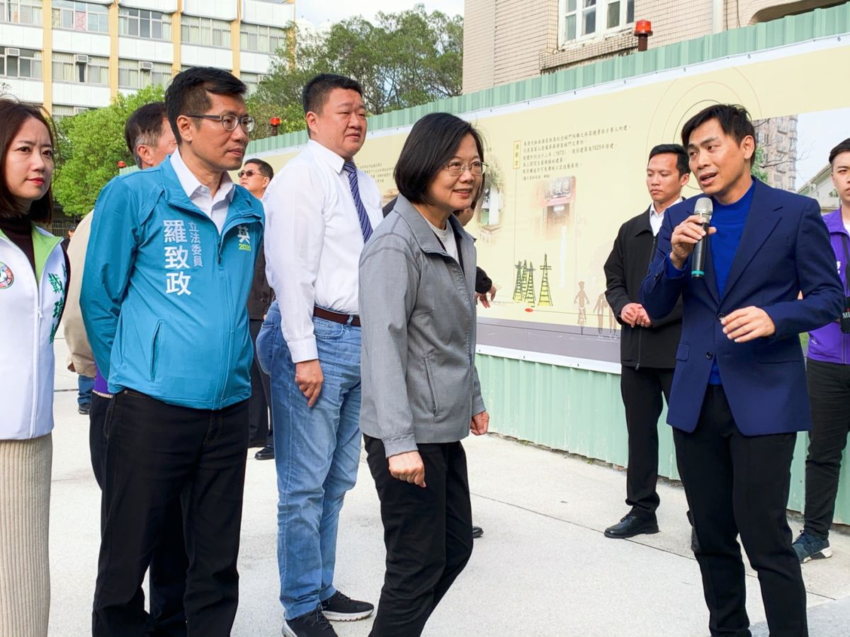 ▲總統蔡英文今（29）在立委羅致政陪同，參訪新北市定古蹟「台北放送局板橋放送所」。（圖／記者宋原彰攝，2019.11.29）