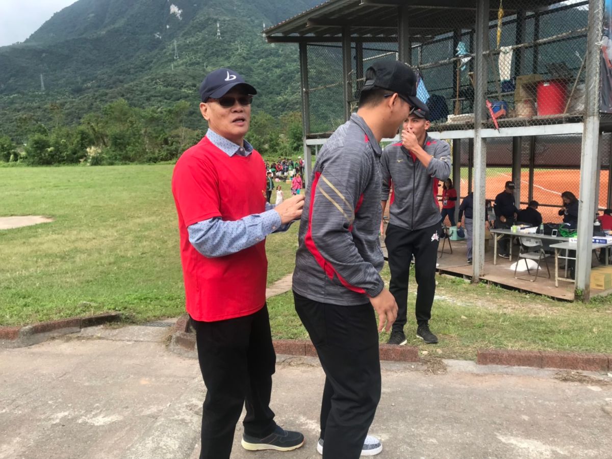 ▲郭源治關懷盃現場意外指導王鴻程姿勢。（圖／記者雷明正攝影）