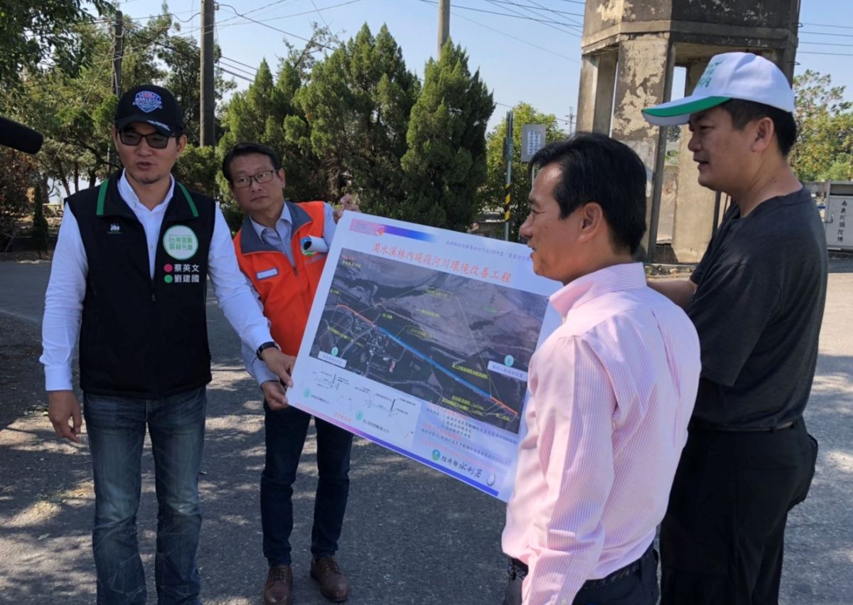 ▲劉建國說明配合在地紫斑蝶意象，打造800公尺的休憩步道。（圖／記者蘇榮泉攝，2019.11.29）