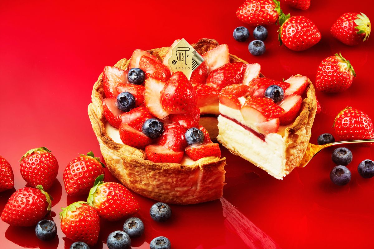 ▲草莓派對聖誕起司塔，除擁有經典原味起司塔內餡外，還鋪上一層綜合莓果凍及鮮奶油卡士達，最後再放上令人垂涎欲滴的當令草莓及藍莓。（圖／業者提供）