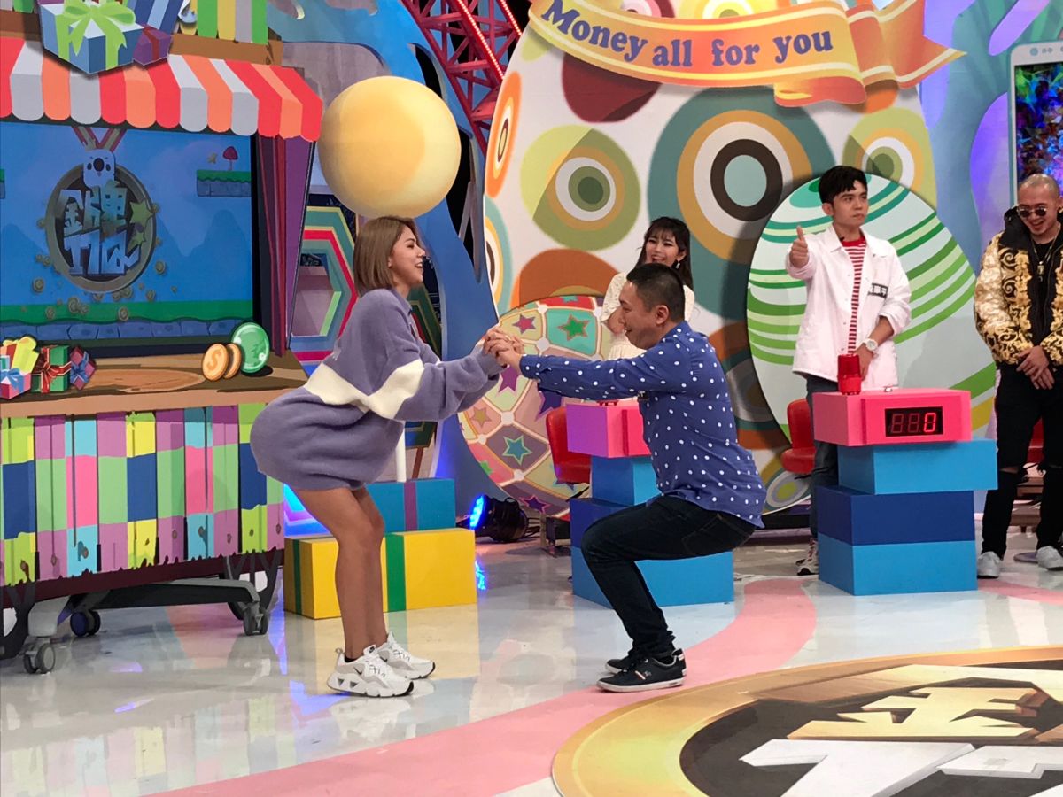 ▲蕾拉教趙正平深蹲。（圖／《金牌17Q》提供）