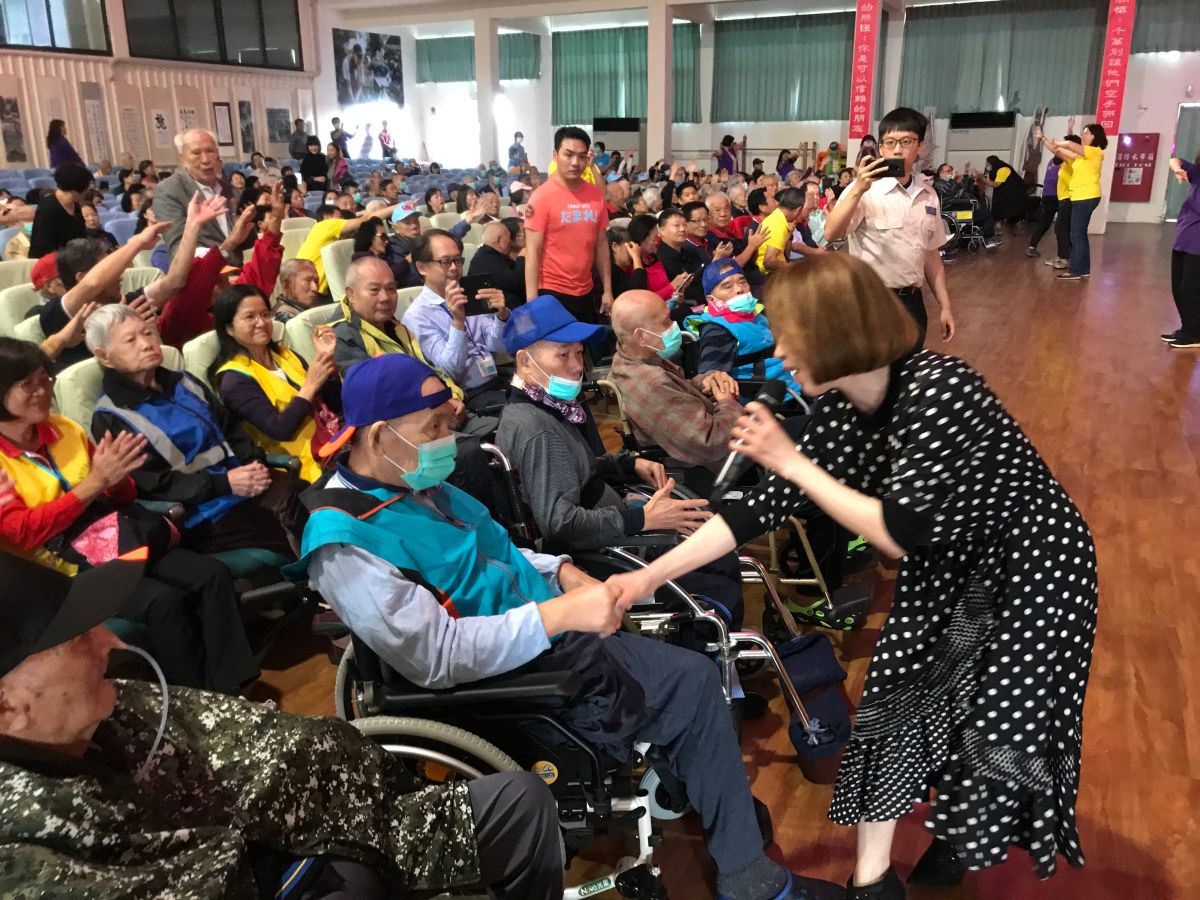▲知名藝人現場演場多首膾炙人口的懷念歌曲，榮民及社區民眾一睹老歌星的丰采。（圖／記者陳雅芳攝，2019.11.29）