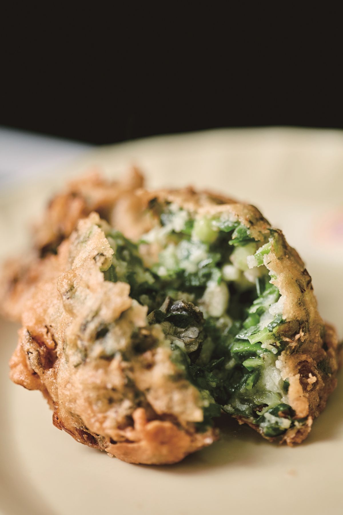 ▲新竹市城北街高人氣的「北門炸粿」，人氣最旺的是加蔥的炸蚵嗲，炸成一朵花的獨門炸蒜苗也是ㄧ絕，連新竹市長林智堅也愛吃。