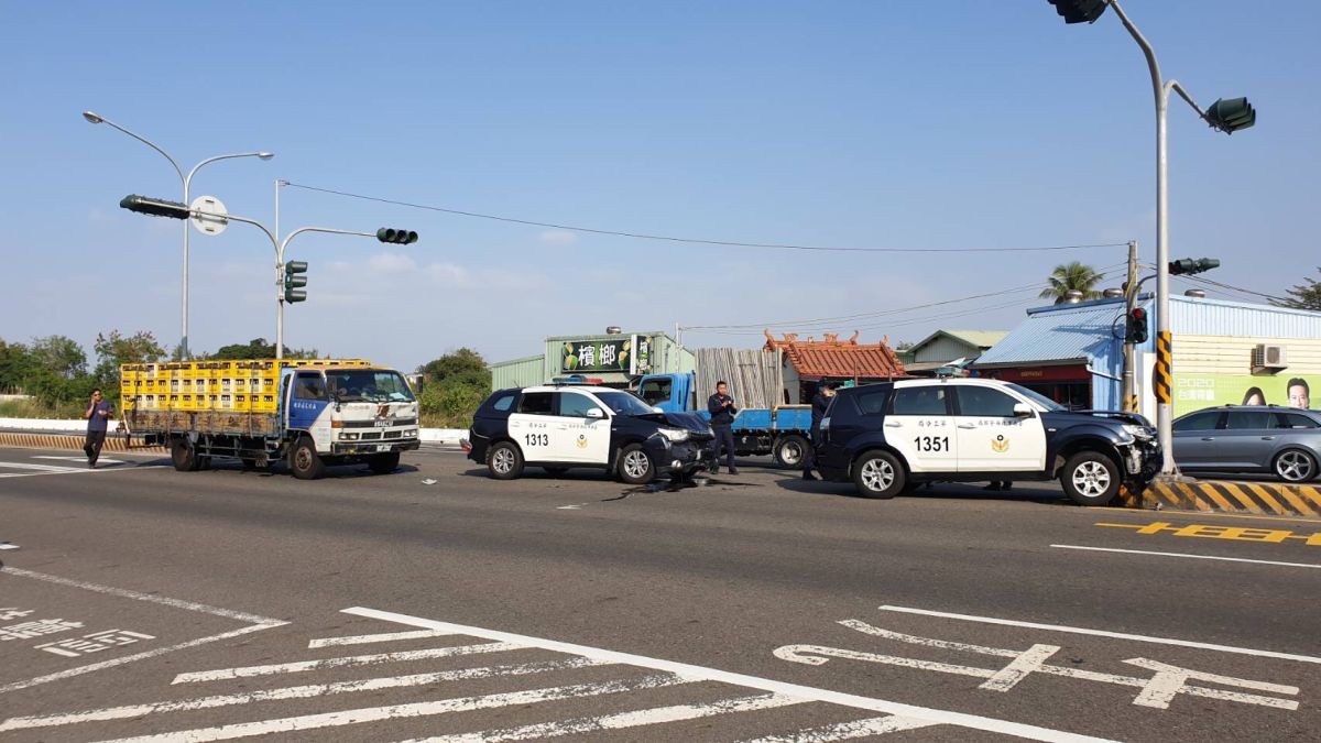 ▲賴清德下午在台南輔選，支援維安的警車遭後方大貨車追撞。（圖／記者陳聖璋翻攝）