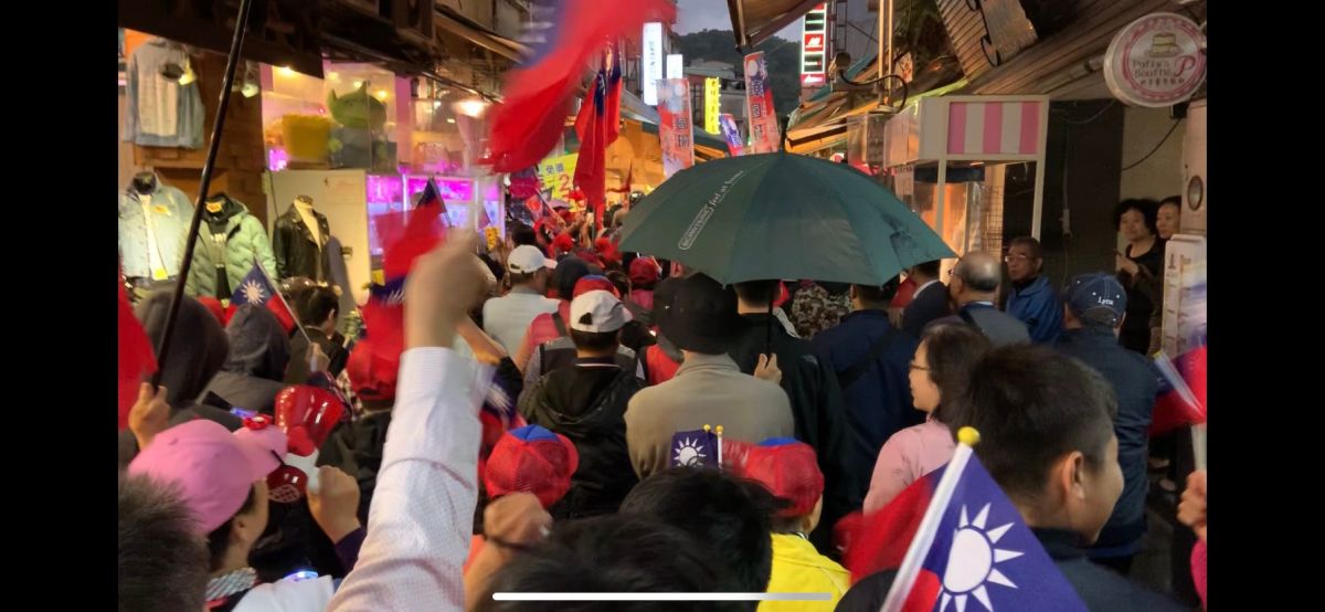 韓國瑜走進士林夜市，但除了固定追隨的韓粉之外，大部分路人反應冷淡。 (圖/記者吳承翰攝)