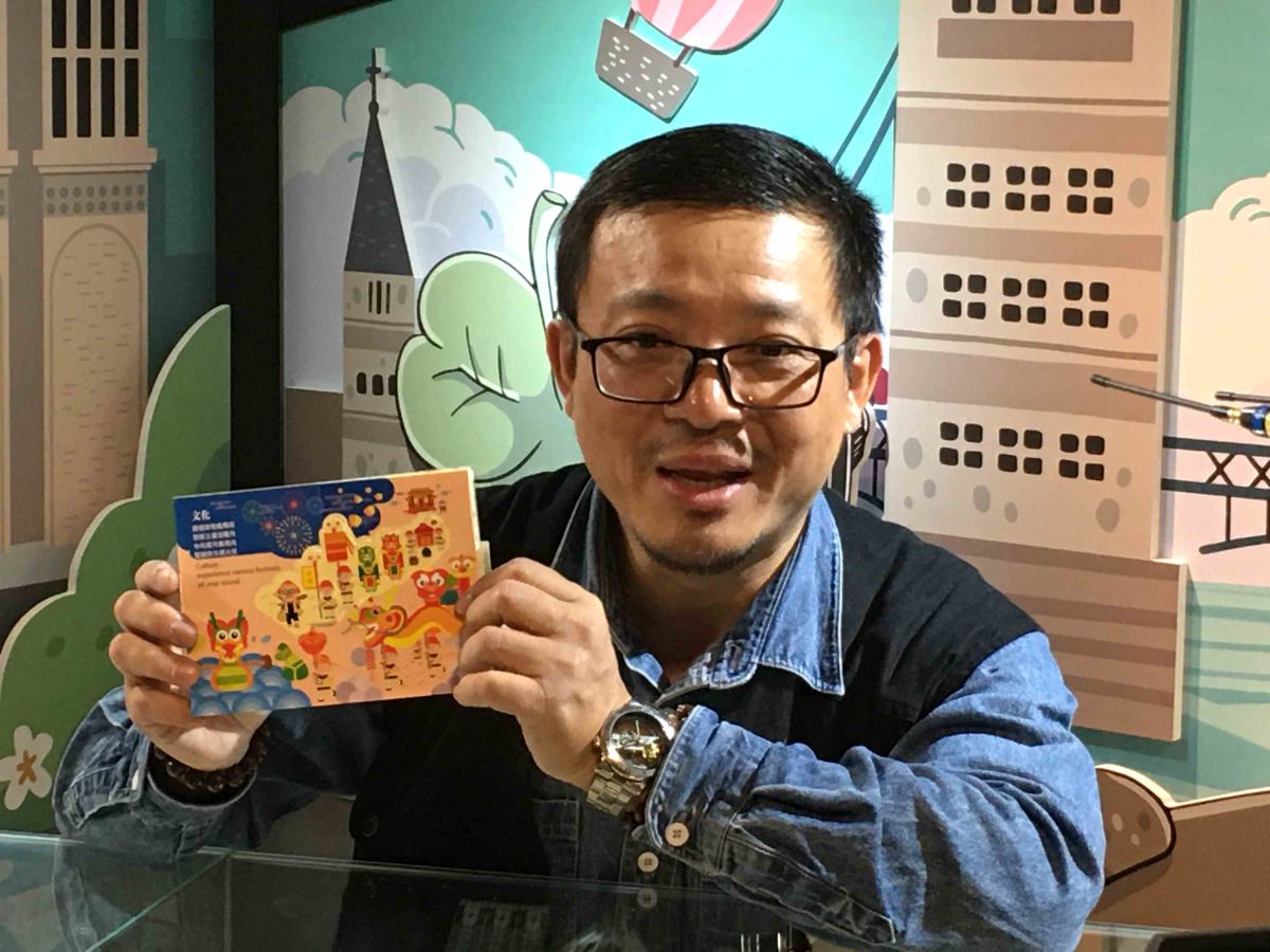 ▲紙雕藝術大師洪新富當場示範「台灣好好玩」立體書的製作。（圖／記者陳志仁攝，2019.11.29）