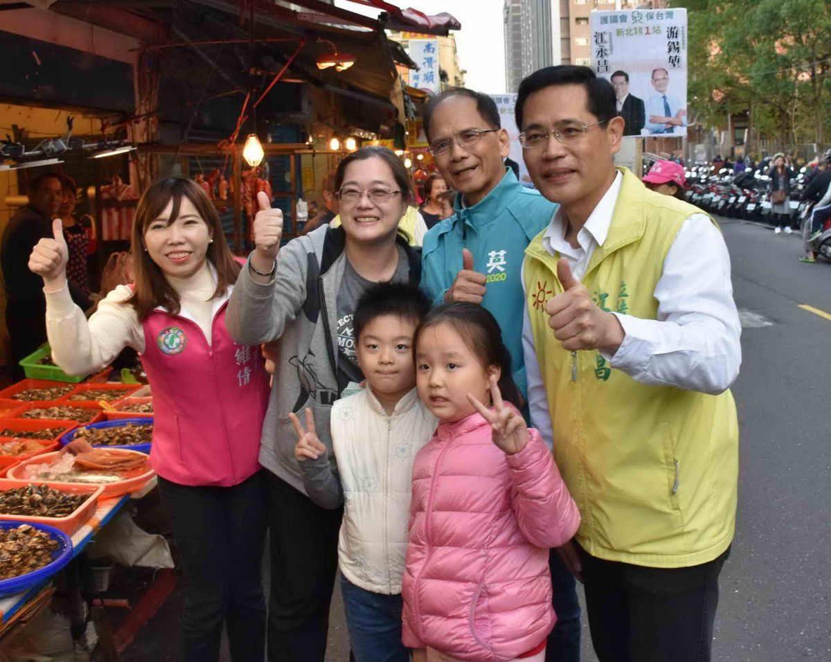 ▲水牛伯游錫堃、新北市議員張維倩今（29）日傍晚陪同尋求連任的立委江永昌，前往中和區和平街的黃昏市場拜票。（圖／立委江永昌服務處提供）