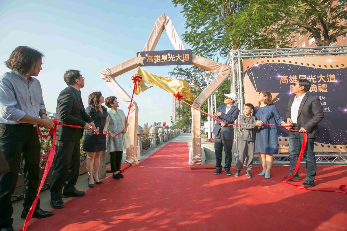 ▲副市長葉匡時率市府團隊、影后甄珍及寶可夢世界冠軍吳比等人共同拉下綵帶，正式宣布高雄星光大道與大家見面。（圖／高市府提供）