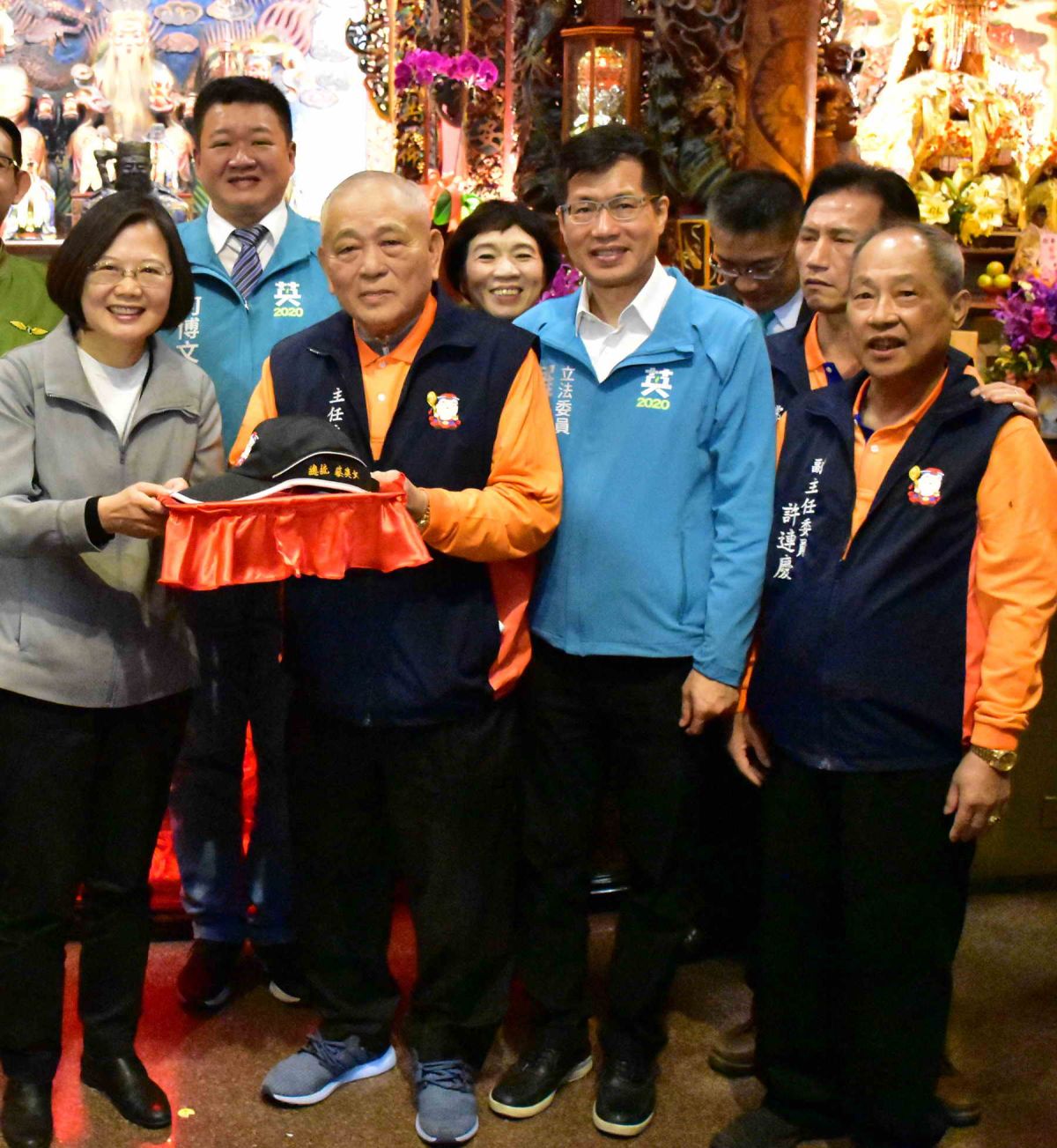 ▲總統蔡英文致贈板橋深丘福德宮「德惠廣衍」的牌匾，廟方也回贈繡有總統名字的紀念帽，預祝總統高票當選、連任。（圖／立委羅致政服務處提供）