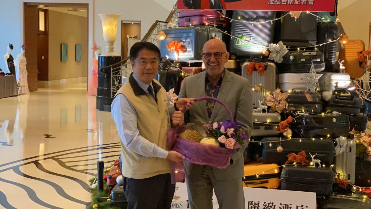 ▲黃偉哲送馬丁．賀肯斯台南的特產水果。（圖／記者陳聖璋攝，2019.11.30）