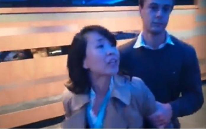 ▲去年 9 月底，大陸央視女記者孔琳琳在英國保守黨論壇上大鬧會場，打人後被捕。（圖／擷取自影片片段）