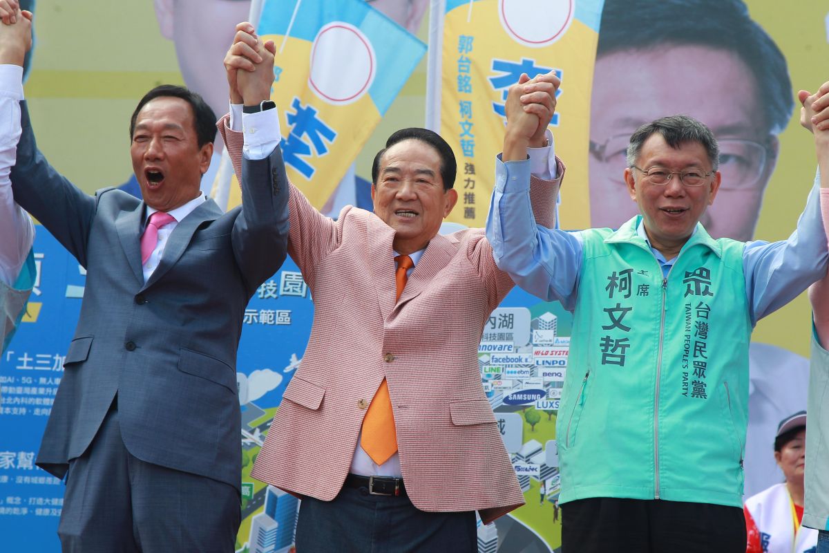 鴻海集團創辦人郭台銘、親民黨總統參選人宋楚瑜、台北市長柯文哲30日共同為「郭家軍」立委參選人李縉穎站台。（圖 / 記者葉政勳攝）