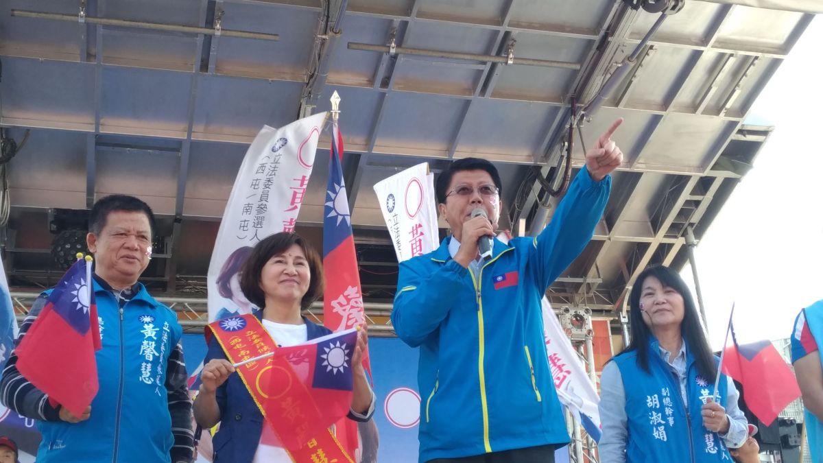 ▲立法委員候選人黃馨慧南屯競選服務處成立，謝龍介說，如果有人對政黨票投國民黨感到不爽，拿到選票先「譙」三聲，拿印章蓋下去後、再「譙」一聲。 (圖／柳榮俊攝2019.11.30)