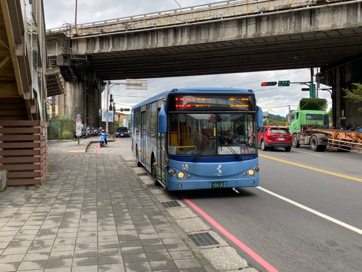 ▲基隆客運R82「建德國中－百福車站」路線，在市政府、市議員與立法委員蔡適應協調下，基隆客運最後同意自12月1號起，平日發出26班、假日發出6班行經百福班次，緩解民眾就醫需求。（圖/立委蔡適應提供）