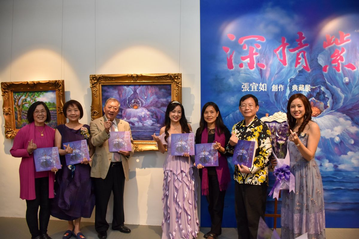 ▲張宜如（右四）首次個展「深情紫戀」發揮創意，結合數位科技如IoT物聯網及AI等技術，讓科技與藝術交流對話。（圖／張宜如提供）