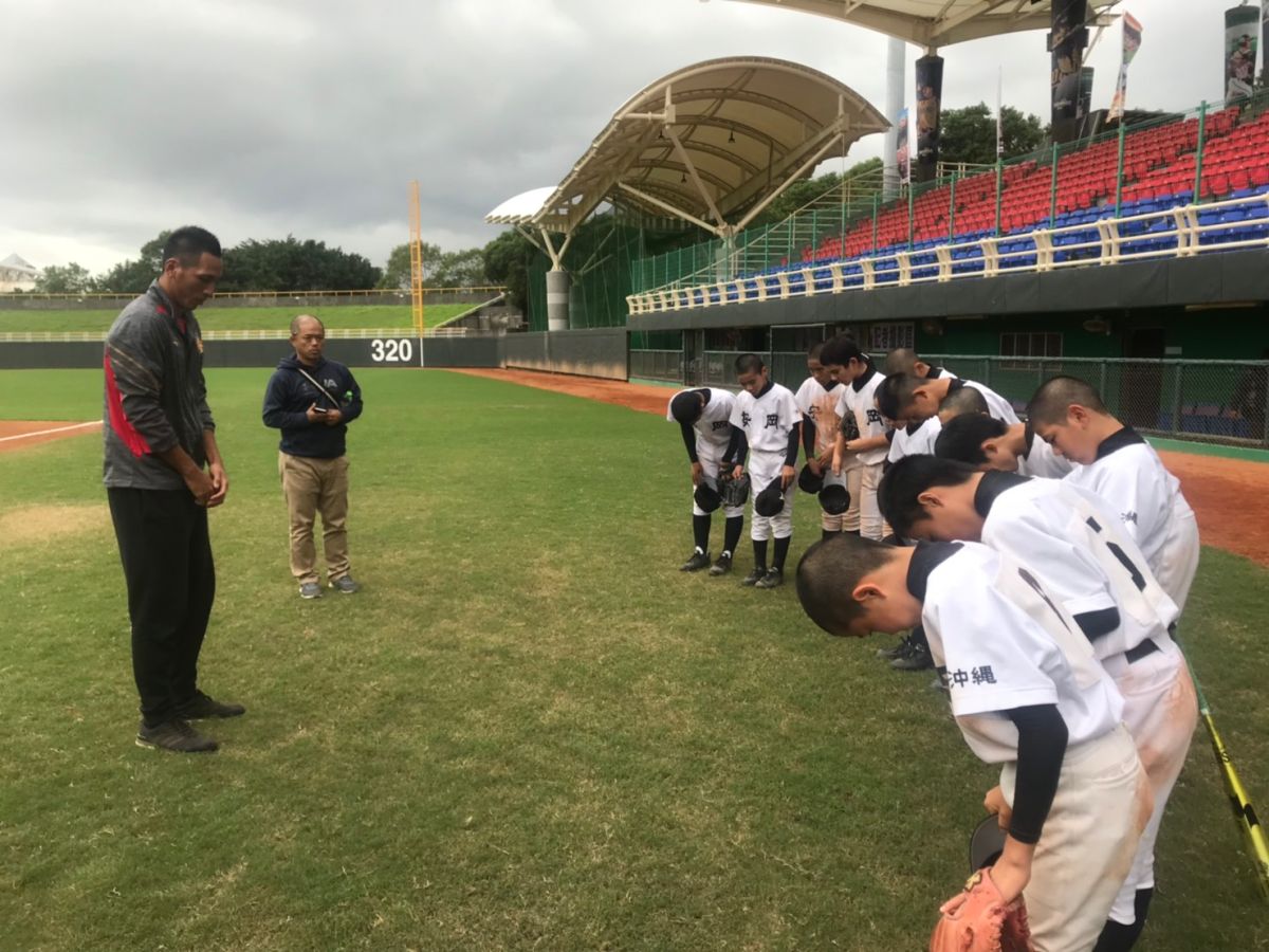 ▲中信兄弟王鴻程幫沖繩安岡中學小球員上棒球教室。（圖／記者雷明正攝影）