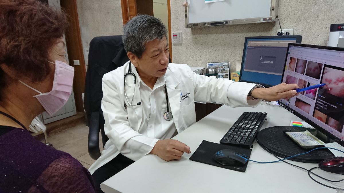 ▲員林市宏仁醫院家醫科醫師曹世達說明帶狀疱疹的發病過程。（圖／記者陳雅芳攝，2019.11.30）